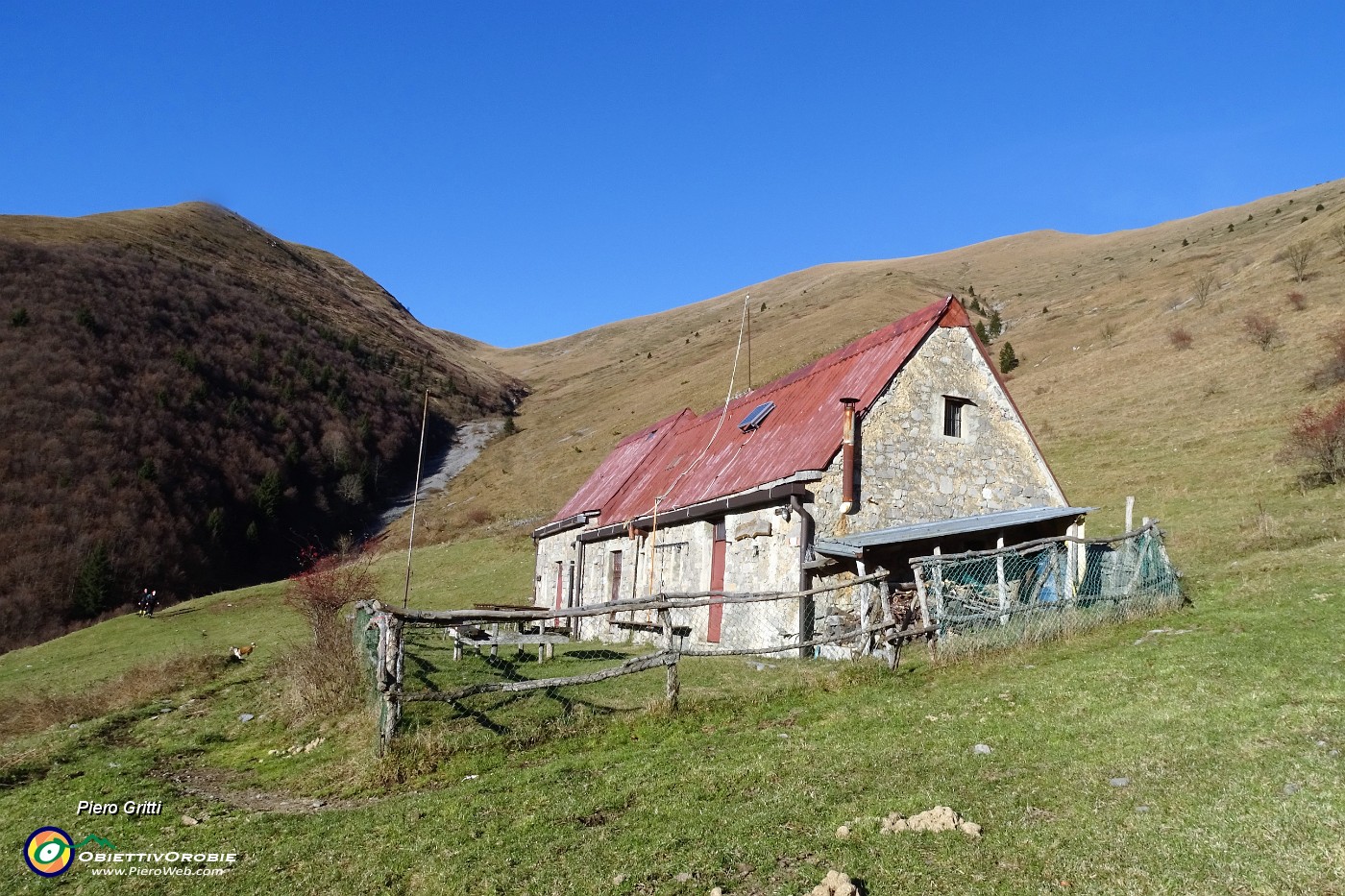 20 Alla Baita Baciamorti (1453 m) con vista in Pizzo Baciamorti.JPG -                                